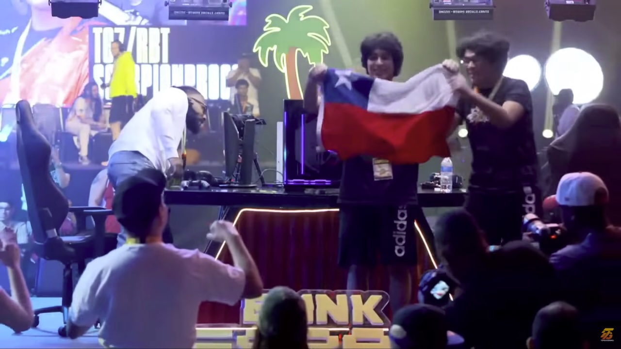 Juegaesports - Scorpionprocs y Nicolas celebrando el título de Mortal Kombat 1 en Blink Respawn 2025 en República Dominicana